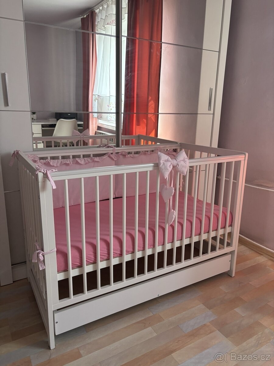 Krásná dětská postýlka se šuplíkem a zábranou 120 x 60 bílá