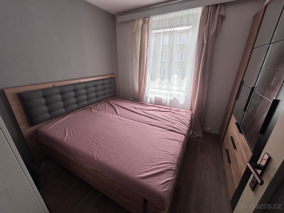 Prodám dvoulůžkovou postel