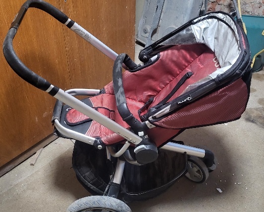 Starý kočárek, možná už ne pro děti?