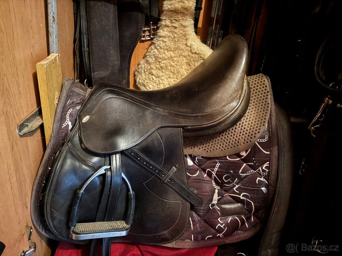 Sková a drezurní sedlo ve velmi dobrém stavu 17,5/2