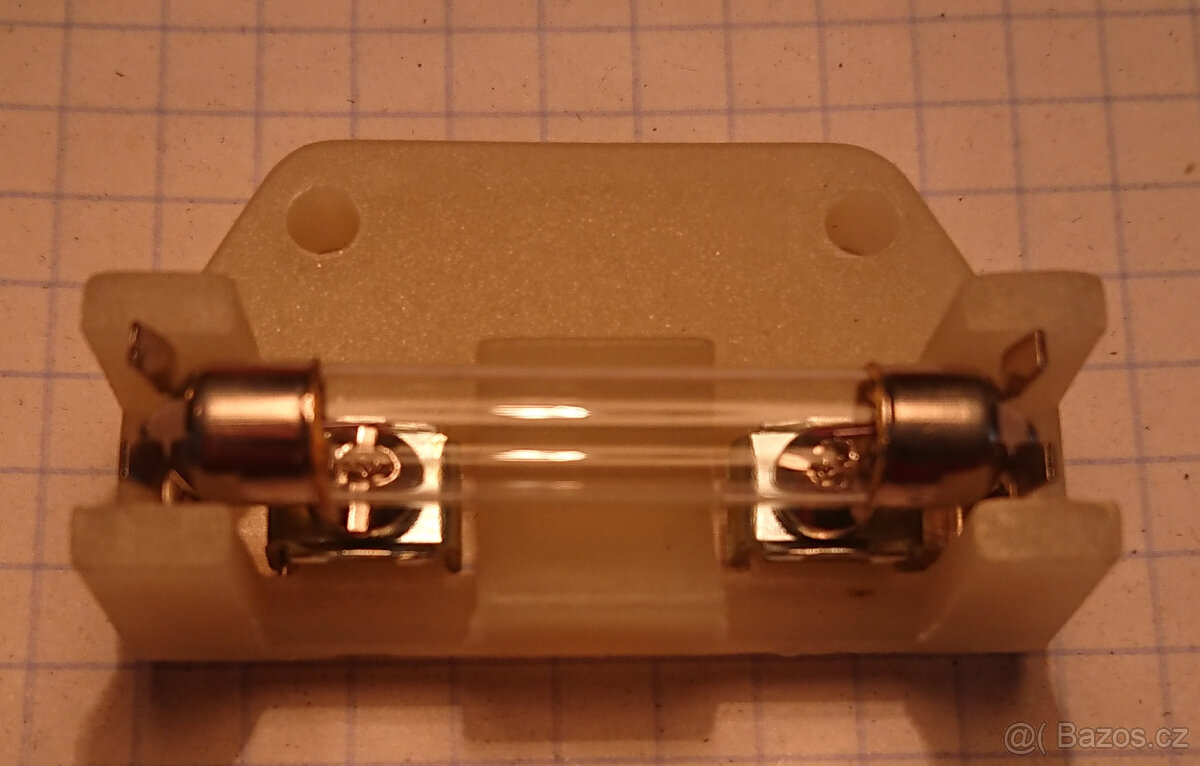 Žárovky 15V 3W (při 12V svítí taky pěkně) v objímkách