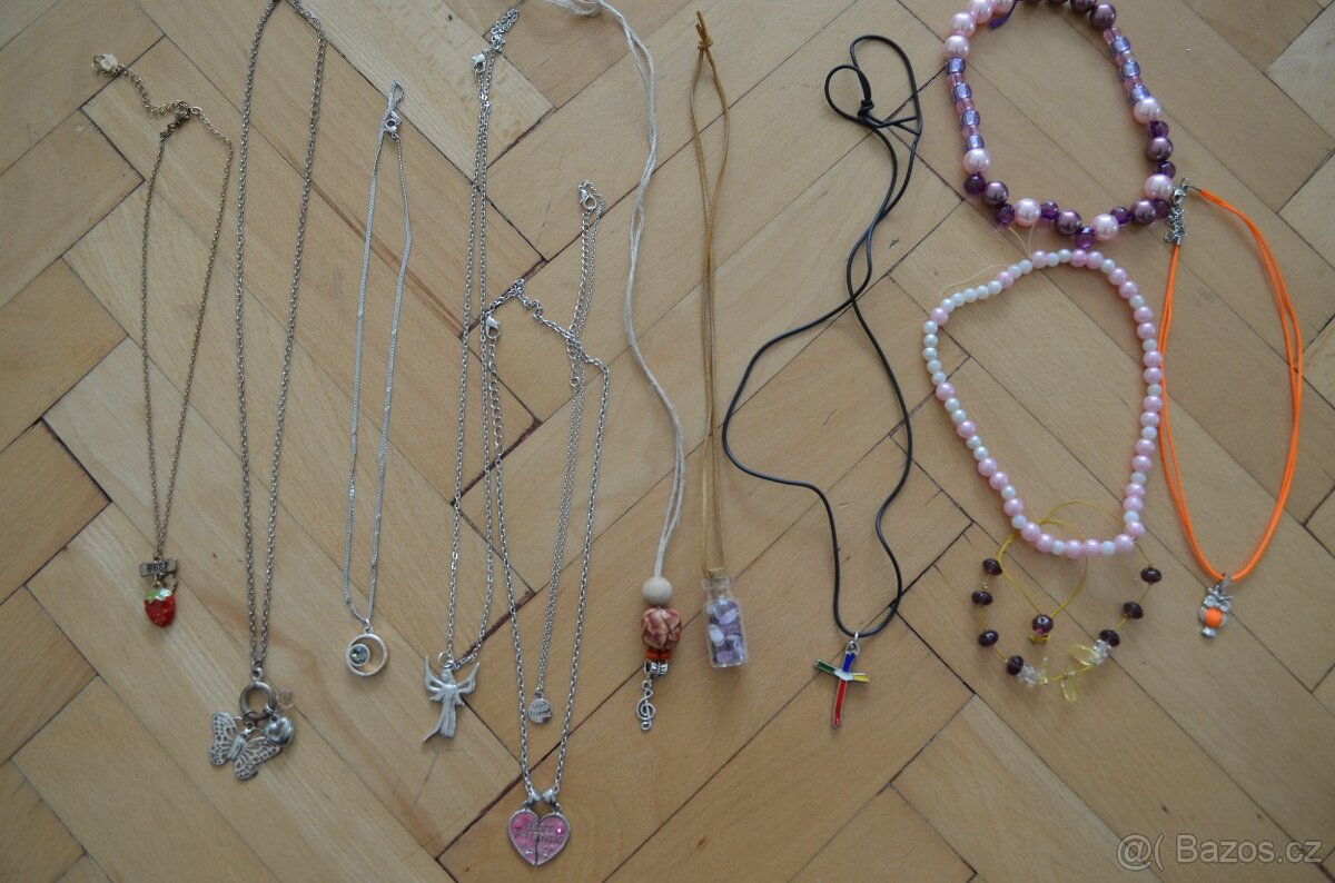 krásné řetízky +čelenka+slun. brýle+piercing