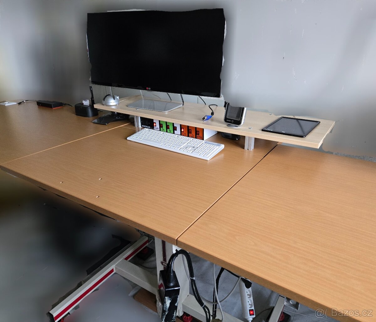 Speciální el. polohovací pracovní stůl