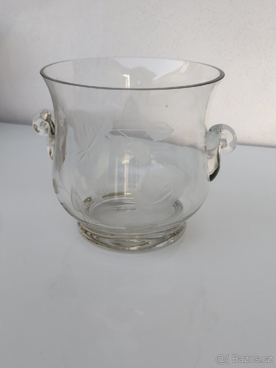 Stará skleněná nádoba na led
