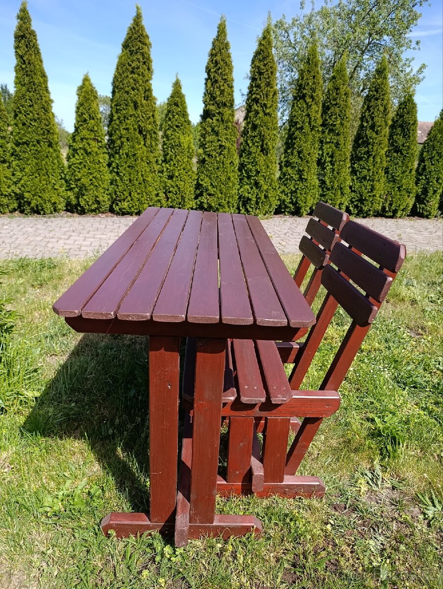 Dřevěný zahradní nábytek