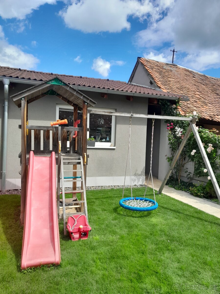 Dětský domek, hřiště