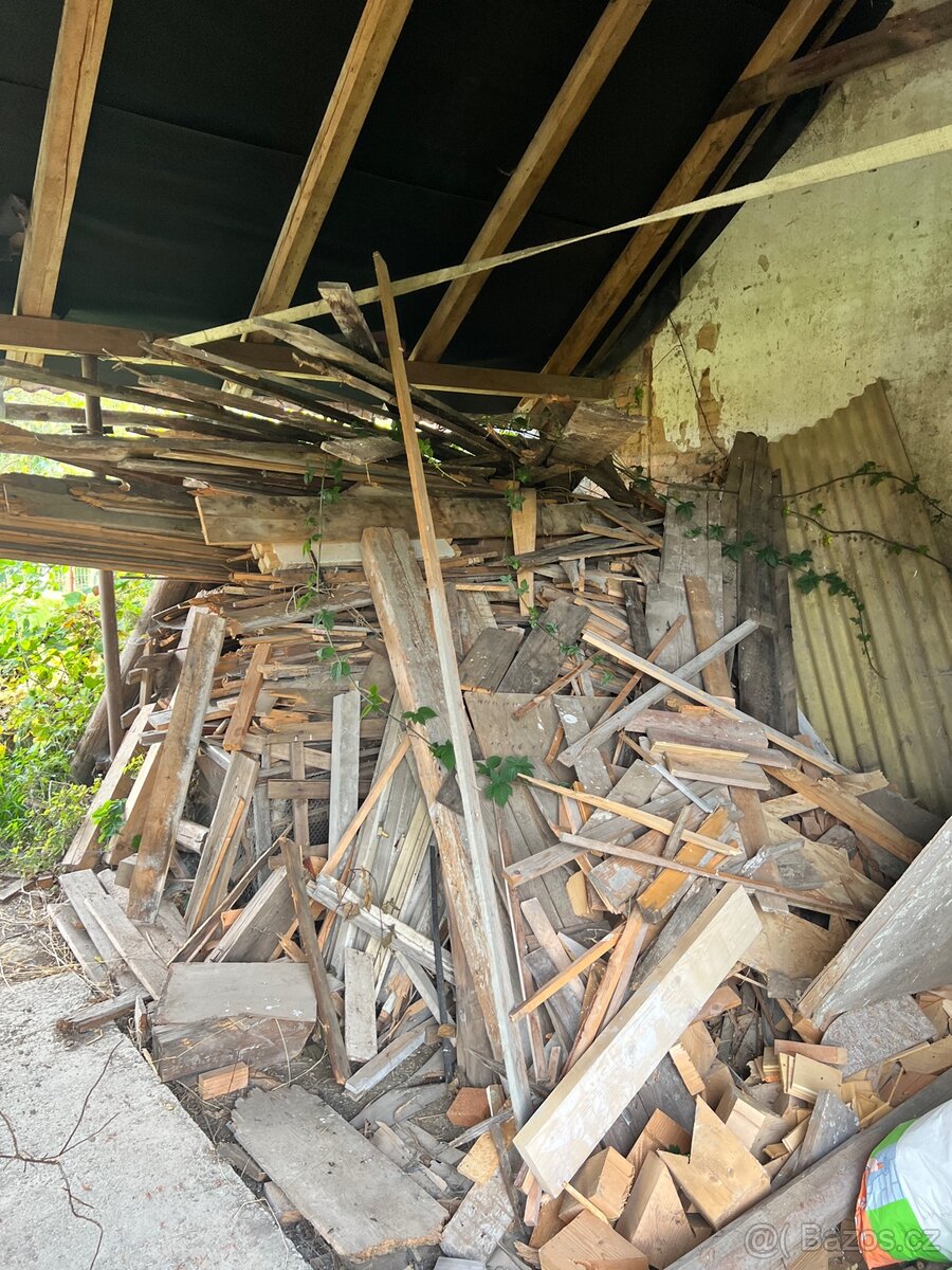 Dřevo - staré desky a odřezky