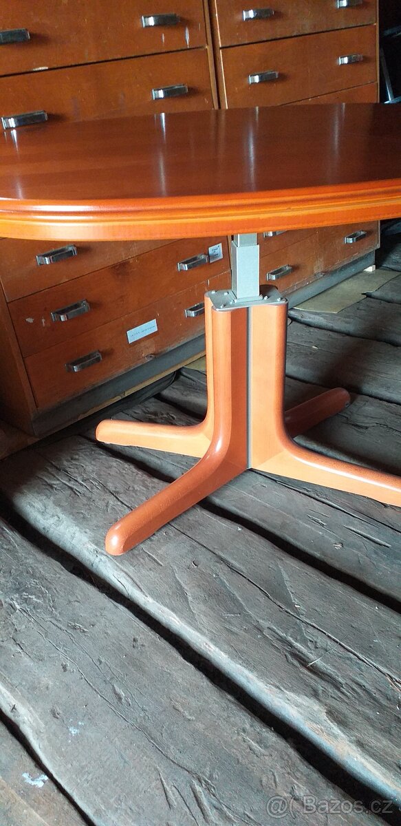 Konferenční  dřevěný stolek