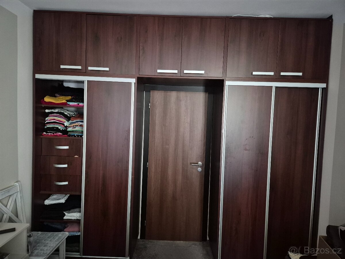 Vestavná tmavě hnědá šatní skříň s kvalitního lamina