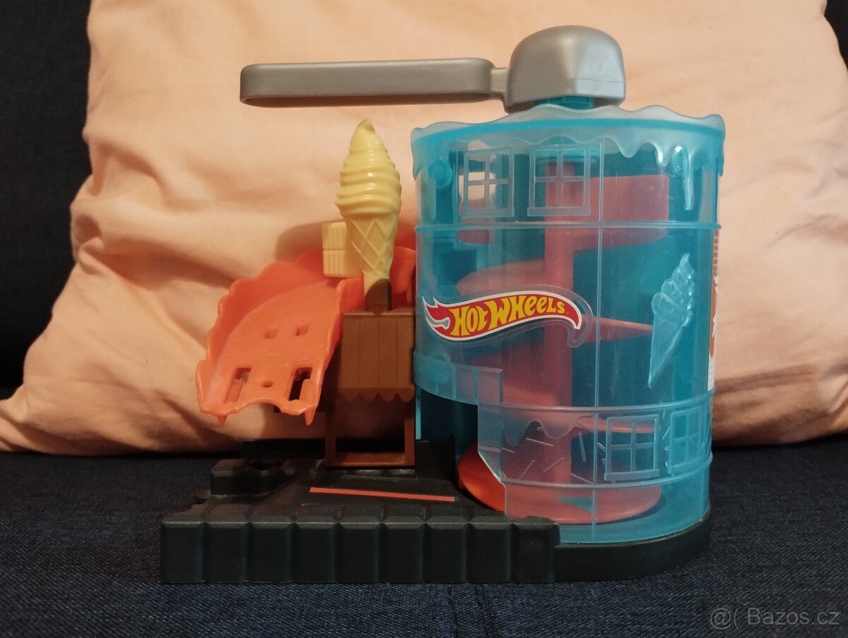 Hot Wheels City Zmrzlinové parkoviště
