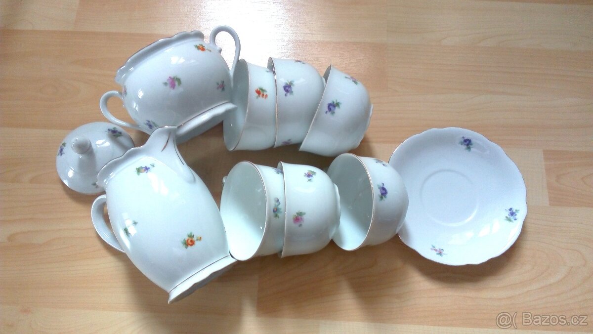 Porcelán s drobnými kytičkami
