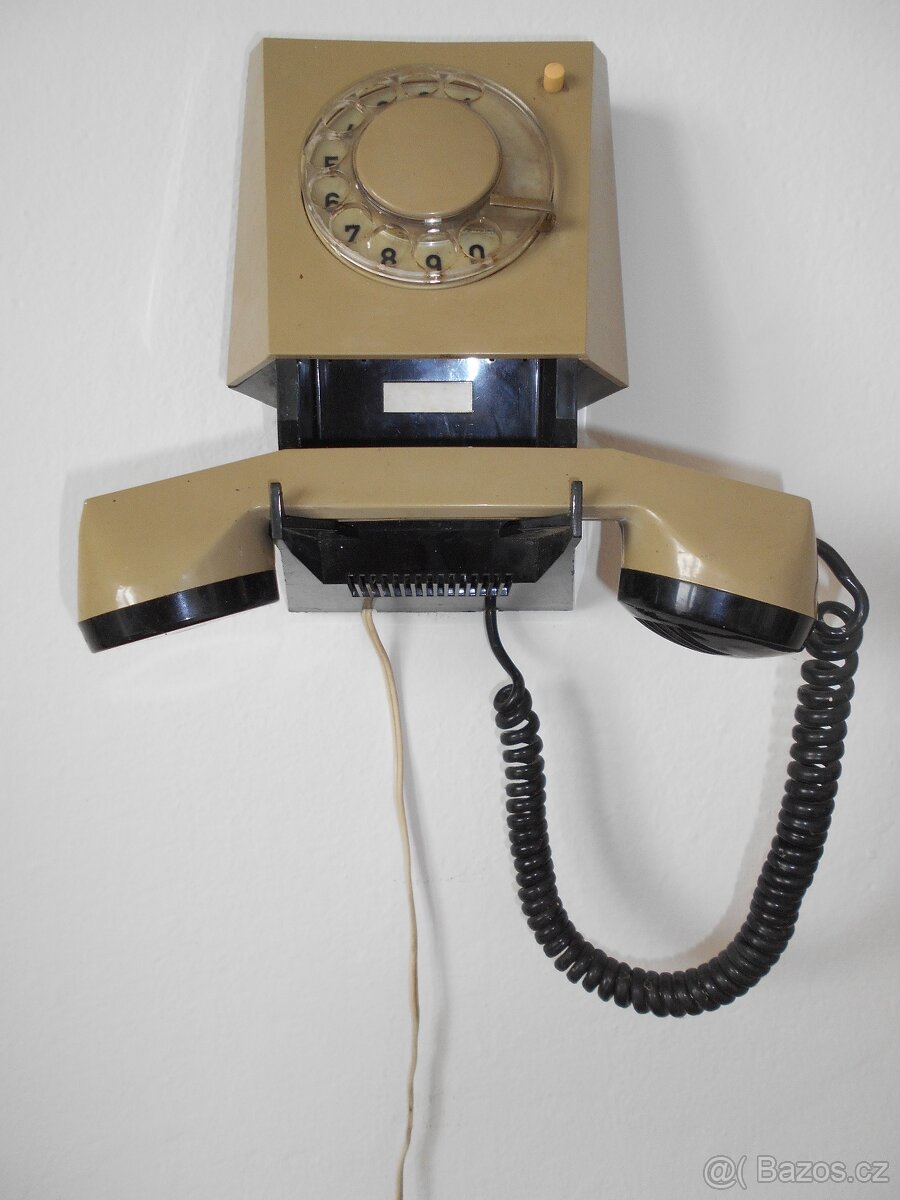 Starý telefon Tesla k zavěšení na stěnu. Rok 1981