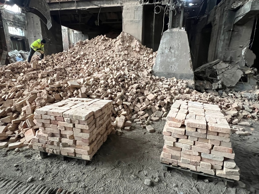 Šamotové cihly, krb, udírna 100 let staré