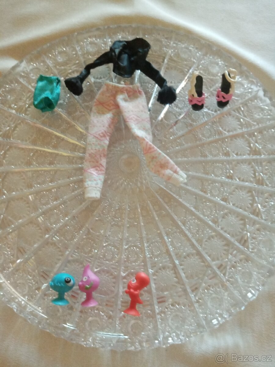 Hračky. Monster high, postavičky stikeez.