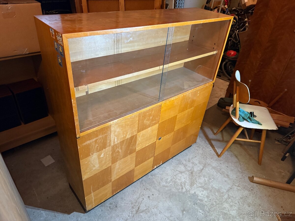 Dřevěná skříňka s vitrínou (posuvná skla) šířka 120 cm