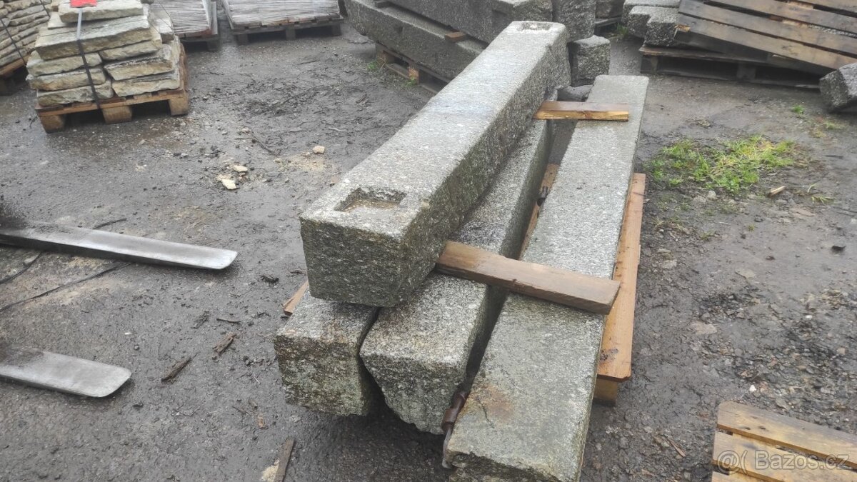 Staré kamenné překlady, sloupky, futra, ostění, 8 ks