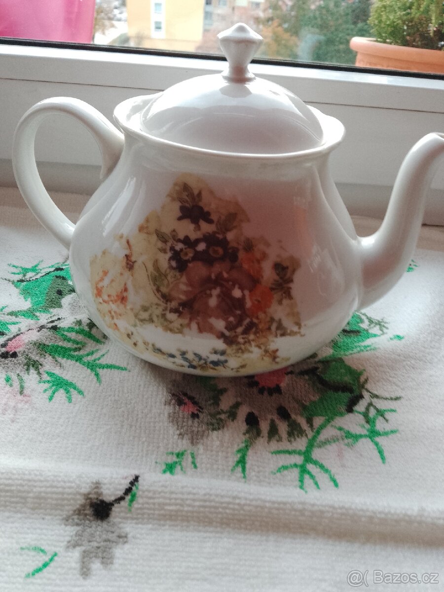 Porcelánová konvička na čaj