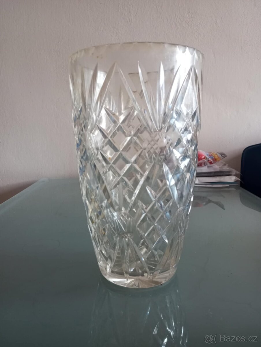 Masivní velká broušená váza