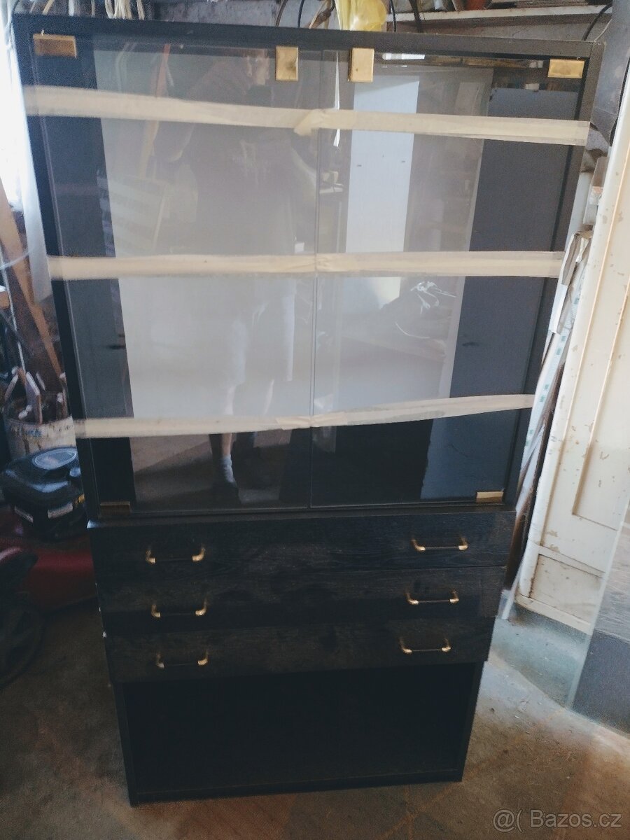 Obývací stěna s křesly a stolkem