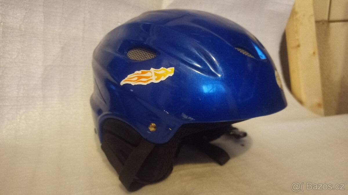 Dvě dětské lyžařské přilby