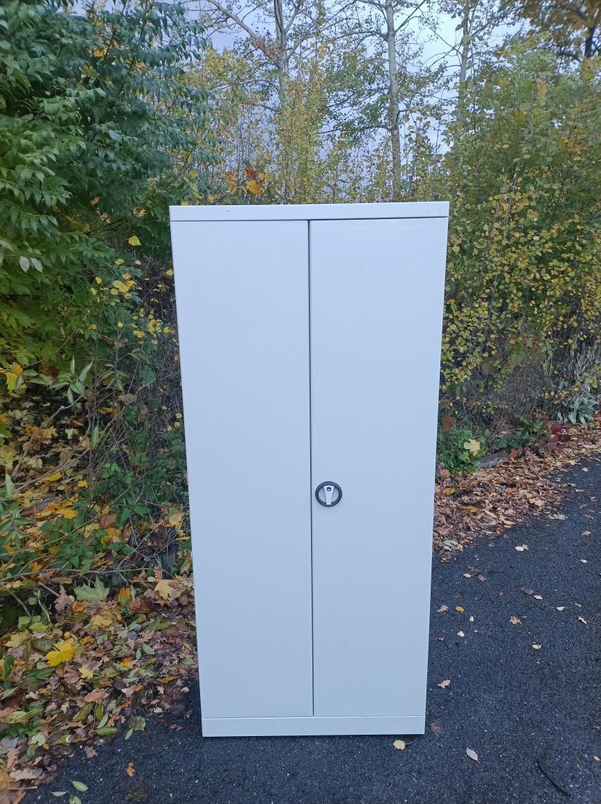 Zánovní plechová skříň