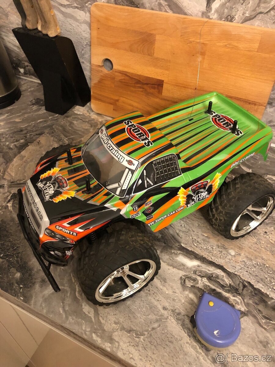 RC model terénního vozu. Je jako novy.