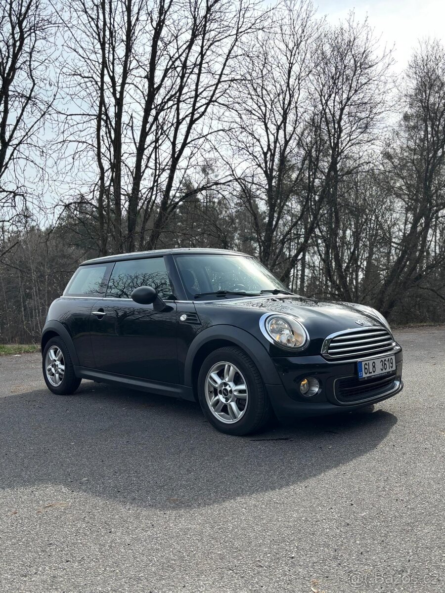 Mini Cooper 1.6 benzín, rok 2011 top stav, krásná historie