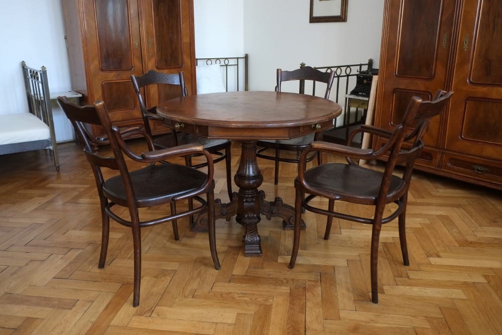 Karetní stolek + 4 židle
