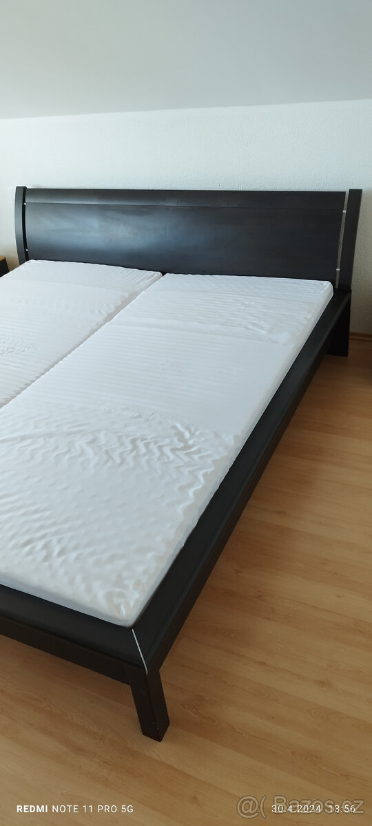 Manželská postel s rošty + matrace