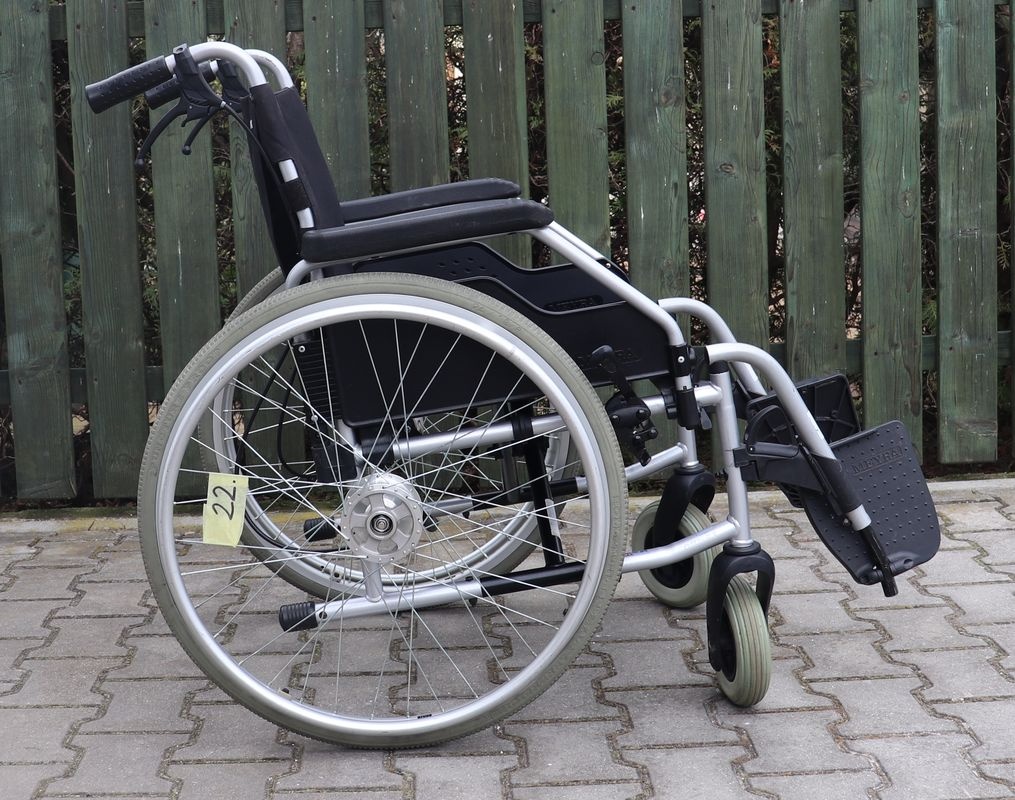 022-Mechanický invalidní vozík Meyra