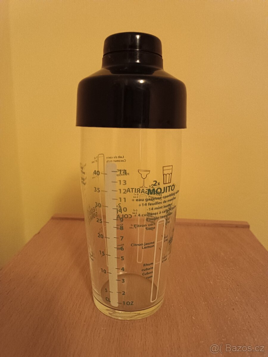 Nový skleněný shaker (šejkr) s recepty drinků