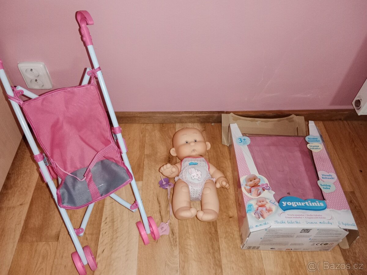 Kočárek pro panenky s panenkou