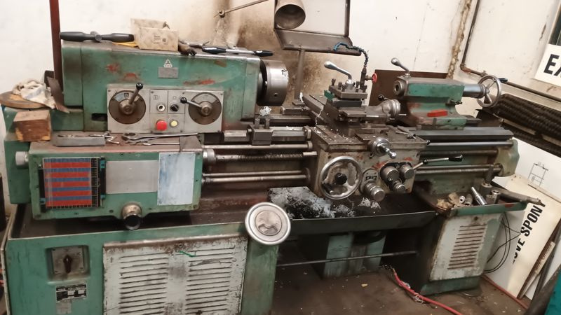 Hrotový soustruh TOS SV 18RA/750