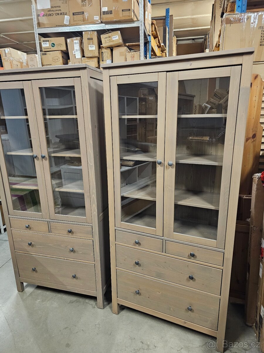 HEMNES VITRÍNA