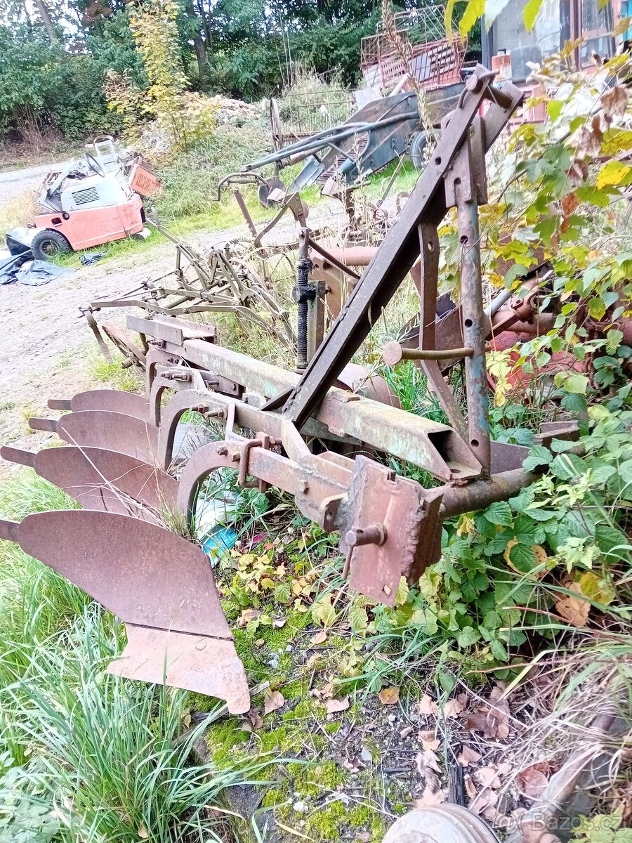 Traktor pluh