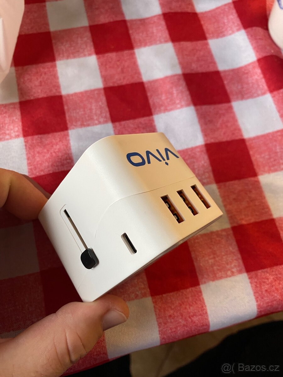 Univerzální cestovní adaptér