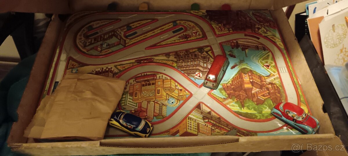 Plechová auta dráha