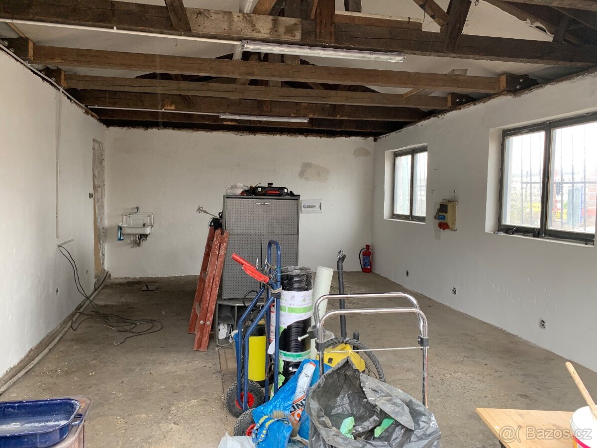 Pronájem prostorné garáže s el. a vodou - Praha 9