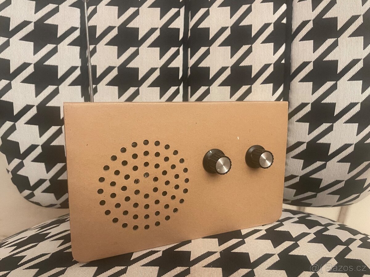 Designové rádio - card radio od suckUK