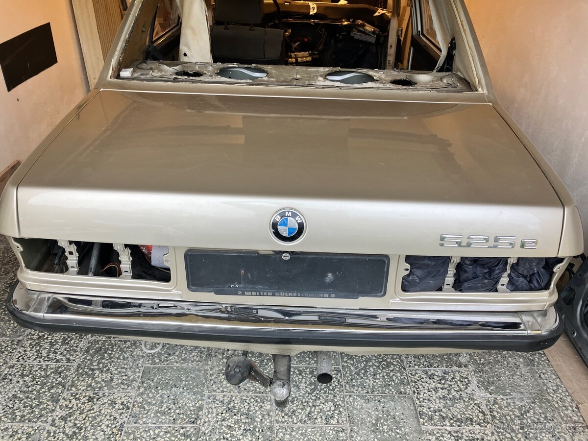 Víko kufru BMW e28