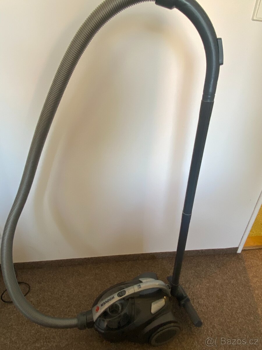 Bezsáčový vysavač hoover