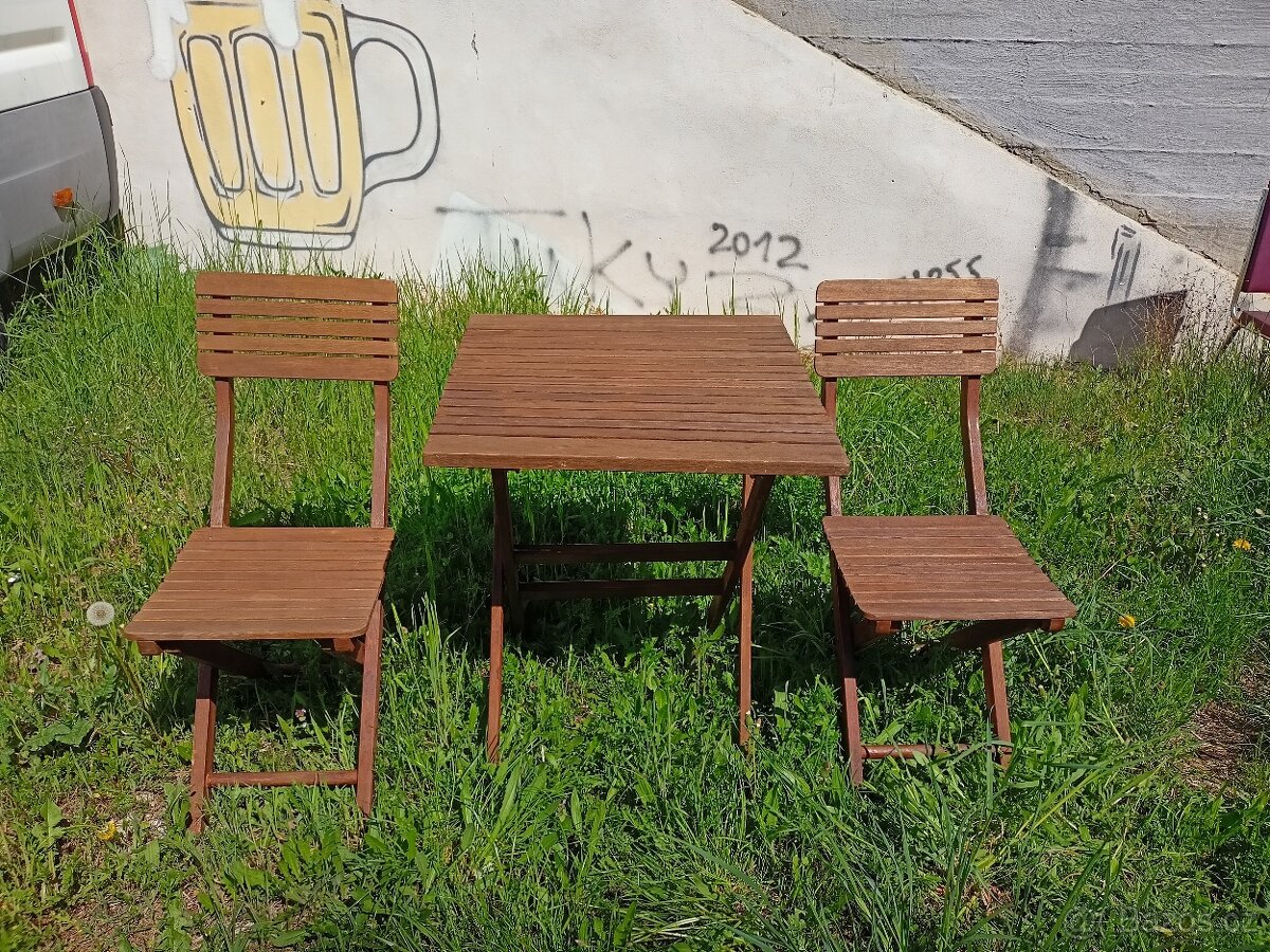 Prodám hezký zahradní skládací set z masivu