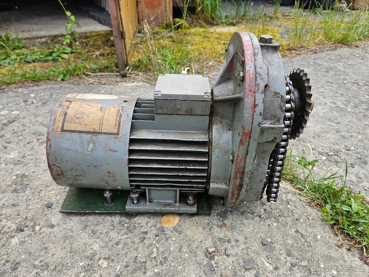 ELEKTROMOTOR 0.75kW 940ot S PŘEVODOVKOU