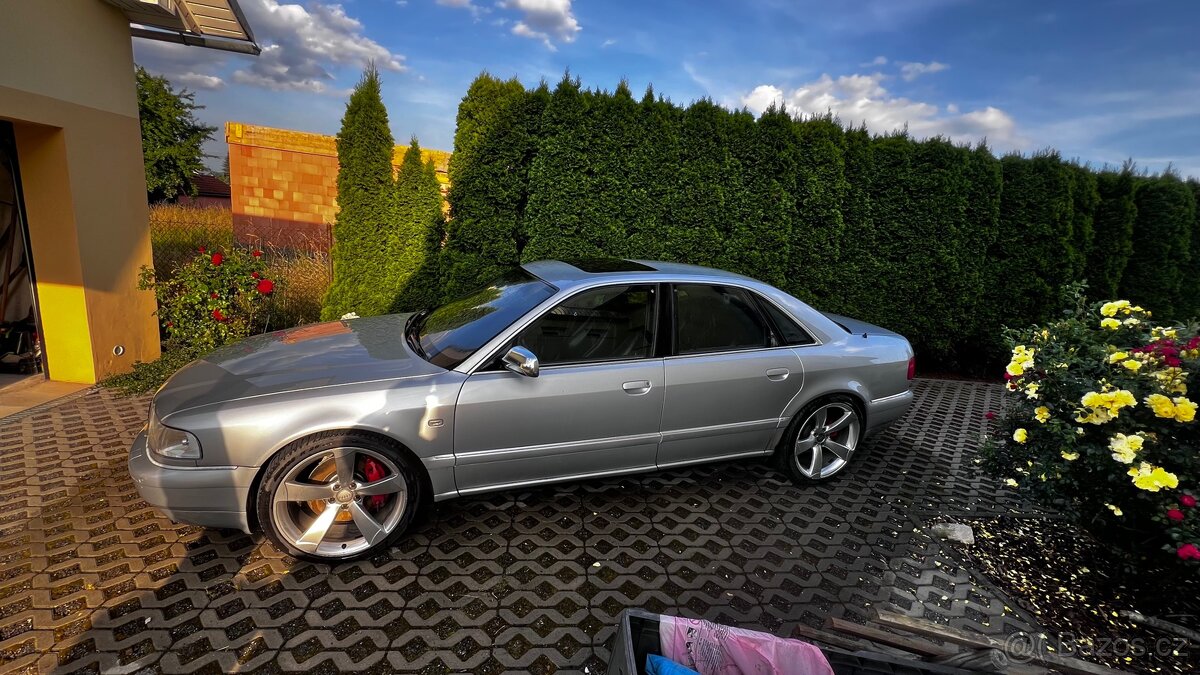Audi S8 D2 + manuál