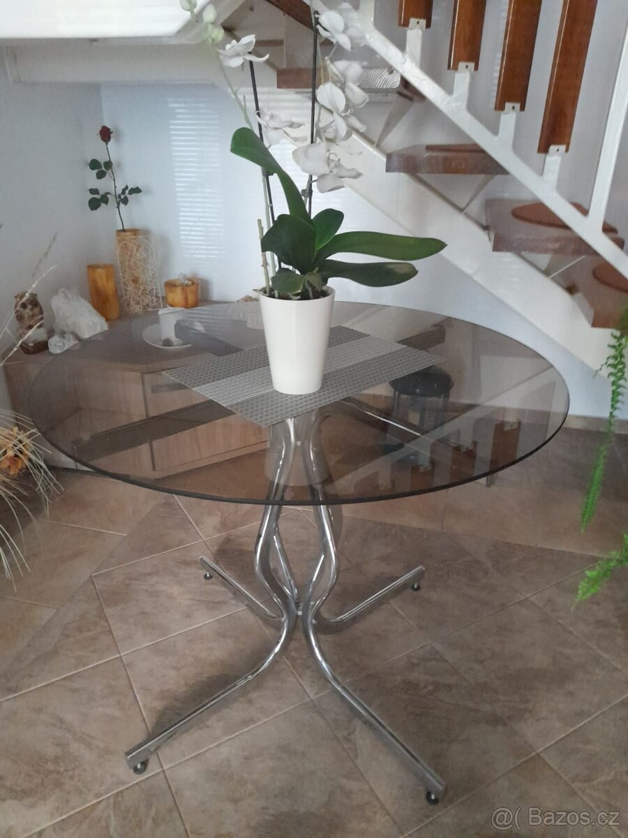 Kulatý Skleněný Jídelní Stůl