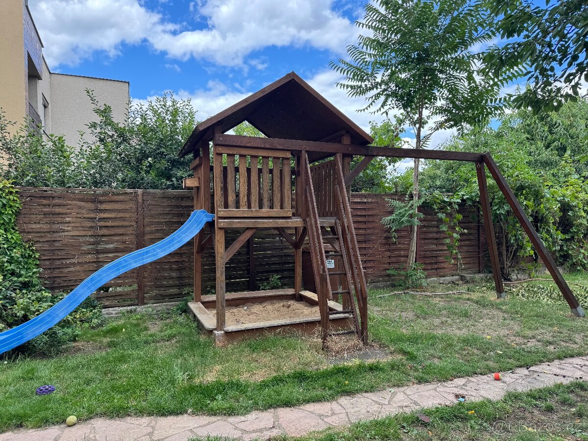 Dětský domek se skluzavkou , pískovištěm a houpačkami