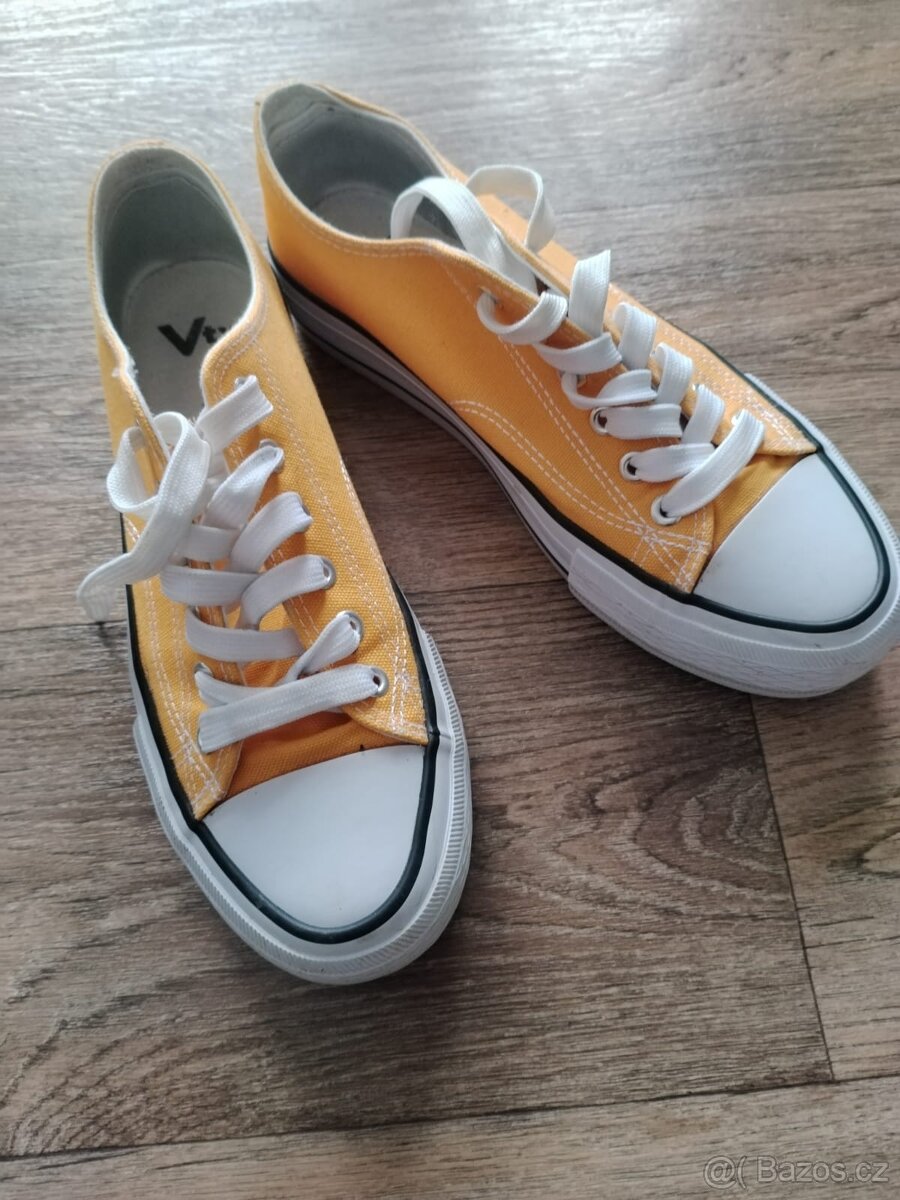 ORANŽOVÉ TENISKY