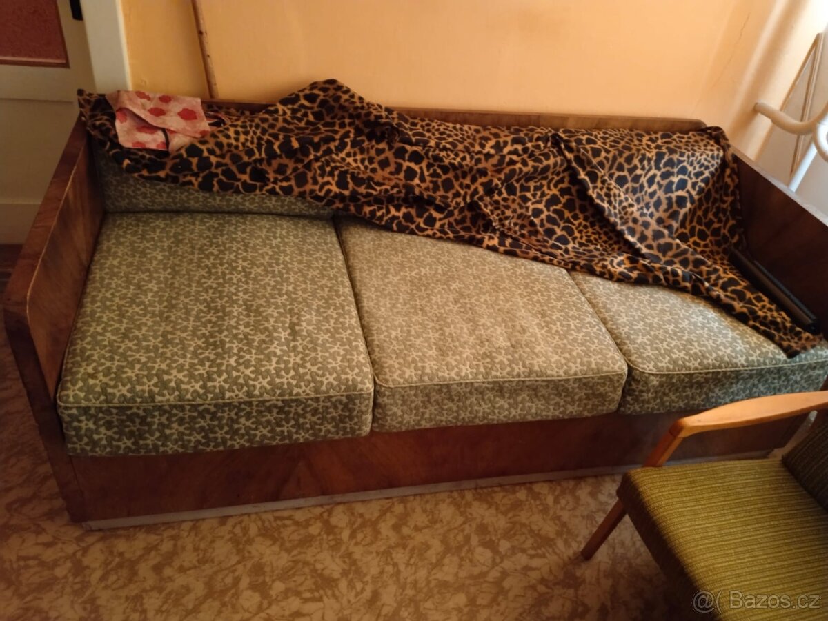 masivní gauč s úložným prostorem
