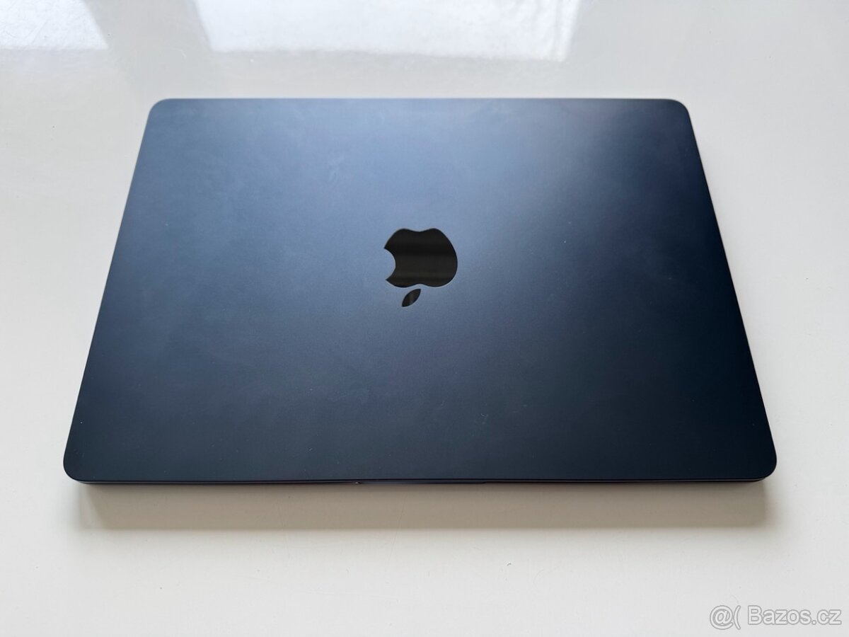 Apple MacBook Air 13" M2 — 16GB RAM / 256GB SSD — Space Gre