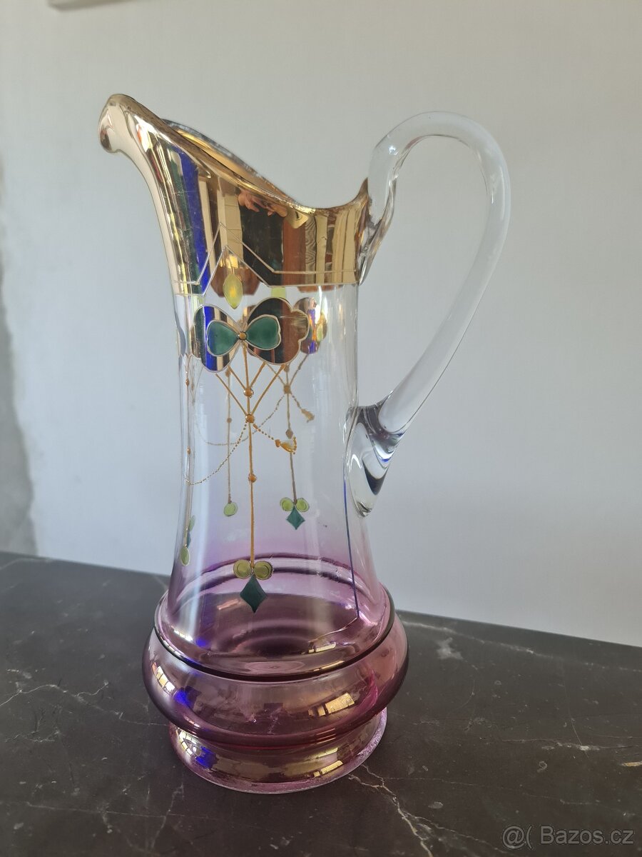 starožitný, bohatě dekorovaný džbán
